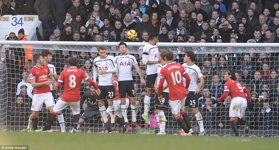 Free kick Juan Mata di babak pertama, masih membentur tiang gawang Spurs.