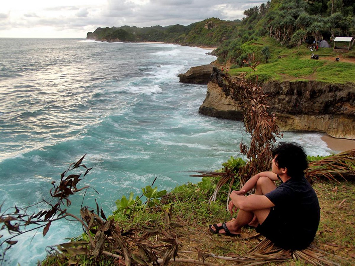 Cuma serpihan masa lalu yg ingin dilupakan tp gk lupa" haha .. <a href="/IDTraveling/">Indonesia Traveling</a> "pantai banyu tibo - pacitan jawa timur"