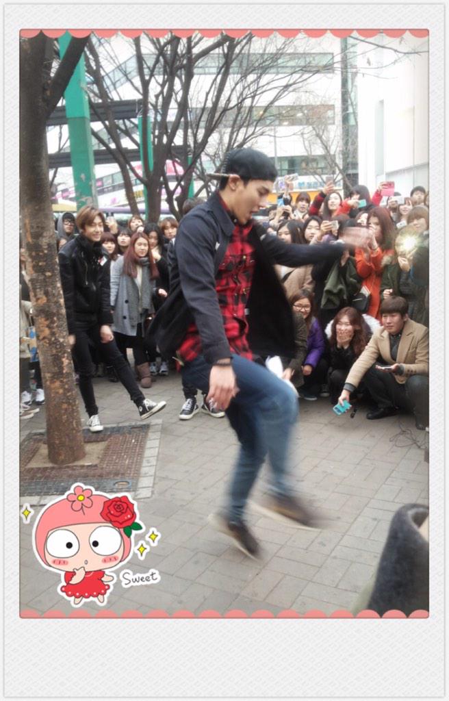MonstaXth_'s tweet photo. [FANPIC] 141228 #SHOWNU @ Hongdae || ชยอนู~ T___T อยากจะไปเห็นใกล้ๆ #노머시 (cr.Jaywalker1991) http://t.co/5yvv19tRfn