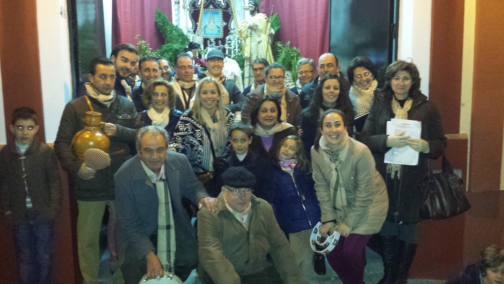 El Coro de Campanilleros de nuestro pueblo en la tarde de ayer después de cantar ante nuestro belén monumental.