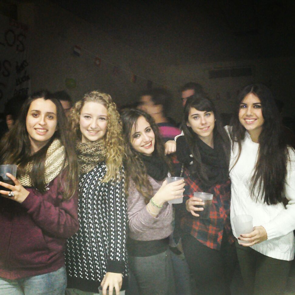 R_Adrados's tweet photo. Ayer estuve en los quintos de Baños y jo, qué bien lo pasé! Mirad lo guapetonas que estábamos: http://t.co/vs7d0UJZI9
