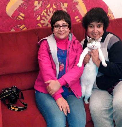 TaslimasCat's tweet photo. With mom &amp; aunt @utterlyChurni . Wow! aunt got the Best Film Award at the DIFF  for nirbashito which was based on ME. http://t.co/2h2lEAUtL7
