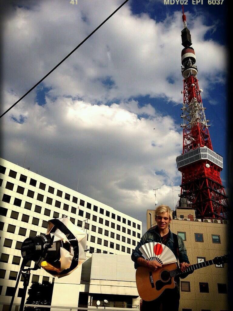 peach_0902's tweet photo. Ross Happy Birthday♪♪
来年も日本へ来て欲しいな♥
あと、ローラちゃんとのラブラブっぷりが見たいです 笑
これからも素敵でかっこいいロスでいてください♥
ロスにとっていい誕生日になりますように、、、 http://t.co/rPTit27fVm