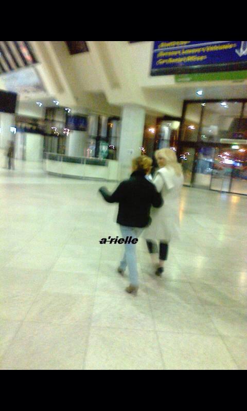 1293Rim's tweet photo. #KenzaMorsli chbikomm r9atou chbikom sketou choufou jemehirr w ela mal9itou mata7kou hhhhhhhh choufou l fare9 http://t.co/htoPeQibjl