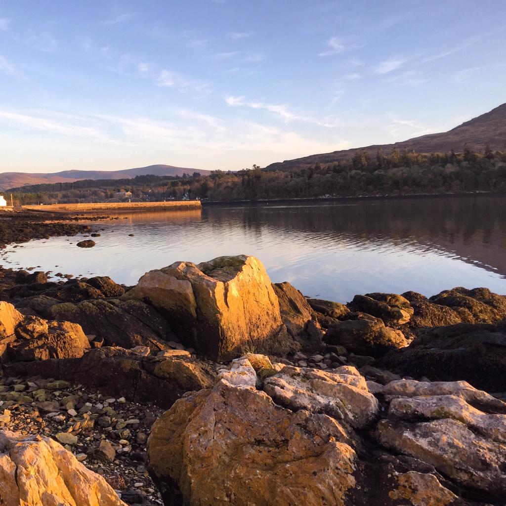 KarenCoakley1's tweet image. Shoreline walk with the kids and dogs this afternoon #WildAtlanticWay #lovelife #KerryLife