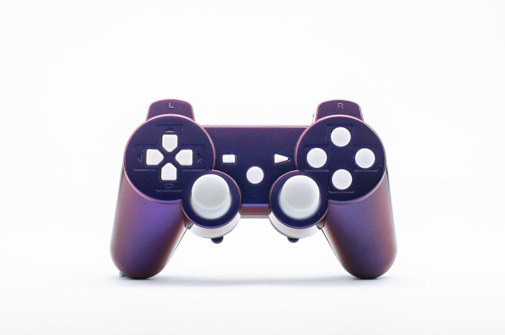 ScufGaming's tweet photo. The Chameleon PS shimmers from purple to blue tones as the controller rotates in the light http://t.co/l03KAb66It http://t.co/XlENv30AVM