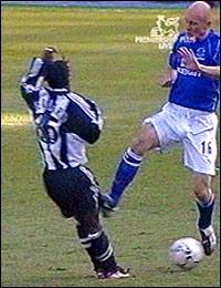 _RobAtkinson's tweet photo. If any Everton fan complains about Cissè scoring when he shouldn't have been on the pitch, show them this http://t.co/5bJ7ctGBzp