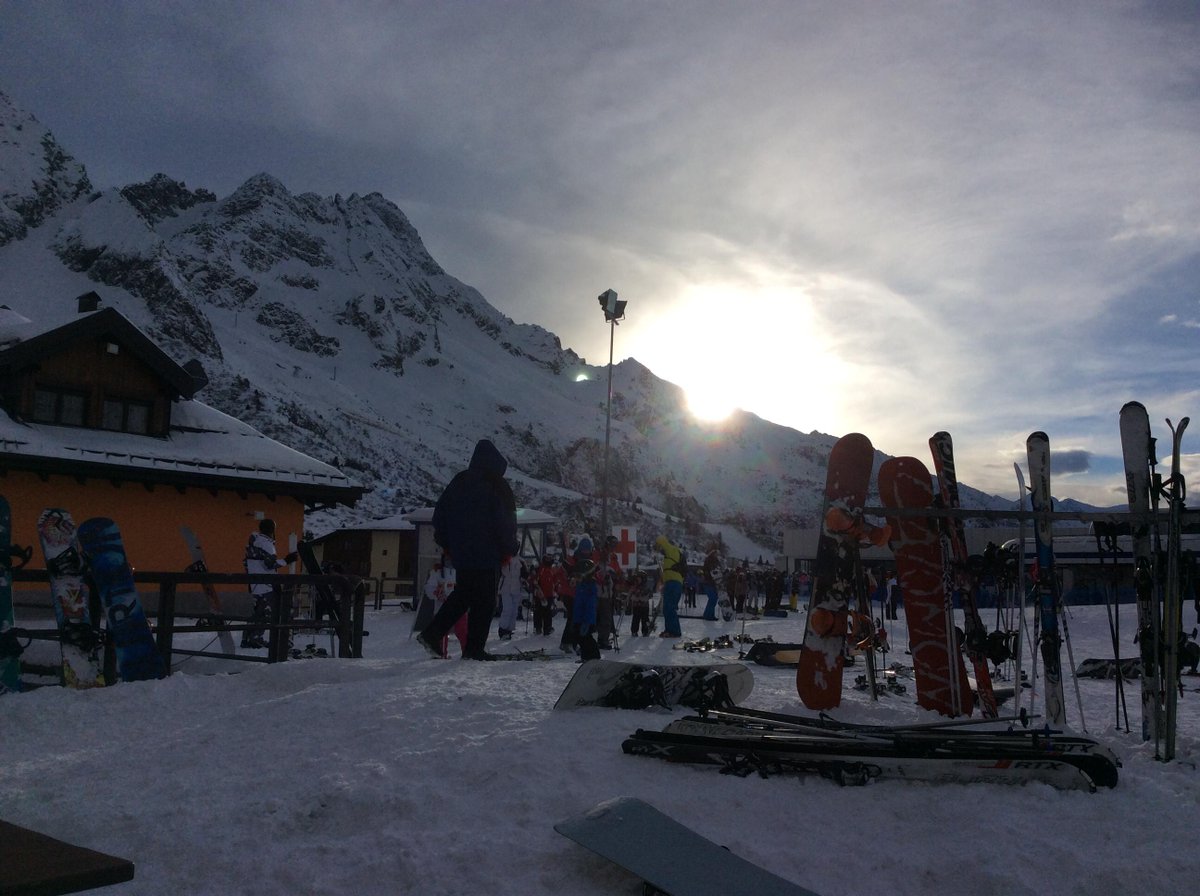 PassoTonale_ski's tweet photo. Fancy a few après winter warmers? Why not visit the #magicpub for some great views, music and of course #happyhour http://t.co/71XiWrDWPG