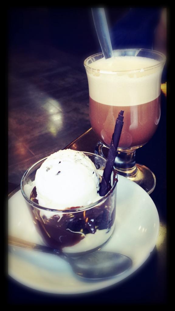 Desi_koki's tweet photo. Modo "Compra de reyes urgente" activado. Diita perfecto junto a mi @lao_gtr y para finalizar.... 🎄🎁🍧☕. T amoo mi vida http://t.co/iHynKu3MNx
