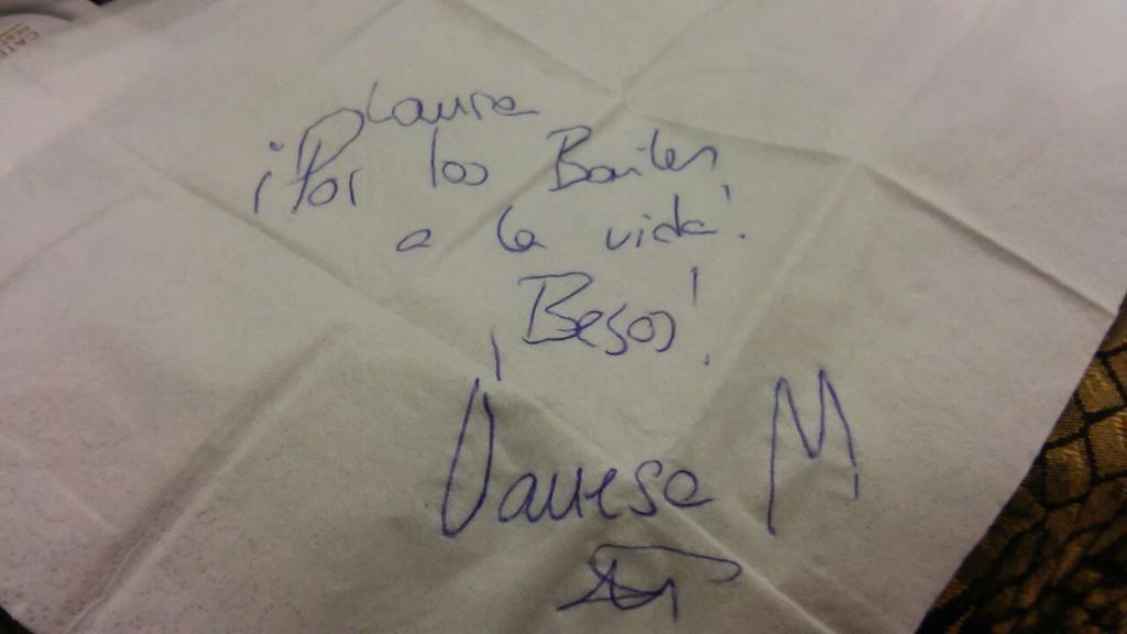 Laura_Baca_C's tweet photo. Gracias @vanesamartin_ por ese autógrafo que le ha firmado a mi amiga Isa para mi. Nos vemos en el Falla! http://t.co/MFbz9H9aEy