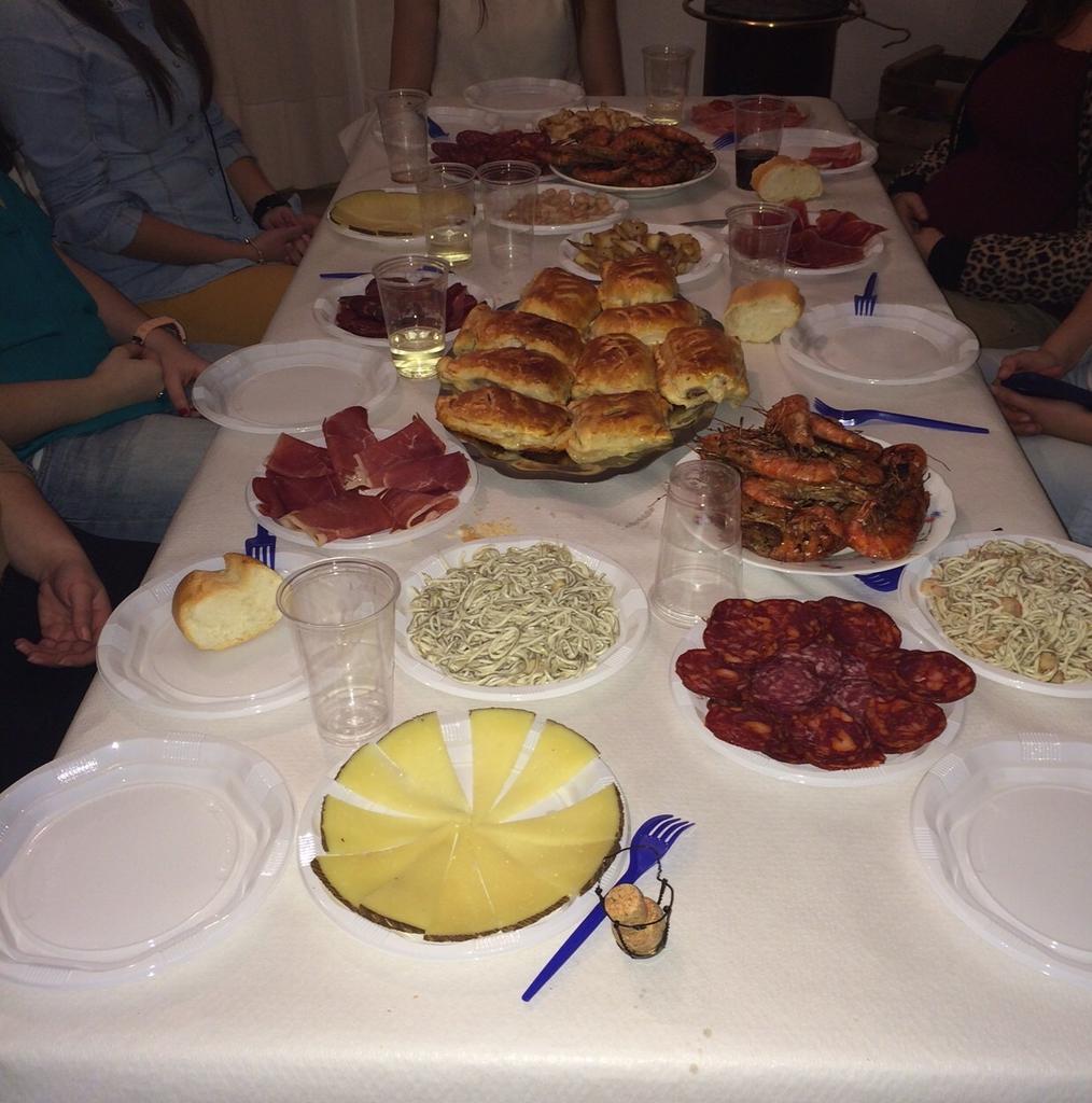 gemaelvirap's tweet photo. Grandisima cena l de ayer!! K noxe mas buena de risas pasamos.#cenanavidadpc http://t.co/HECfASnXEz