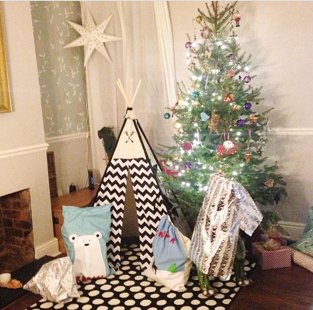 YoumiandTeepee's tweet photo. Who thought Christmas came and went too quickly? http://t.co/xgK3jo7GrU