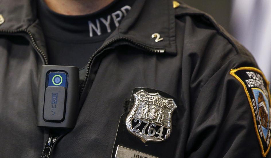 Newsweek's tweet photo. Amidst debate, a study finds that body cameras decrease police's use of force http://t.co/PCupshAyTY http://t.co/vi1ZFlpUmm