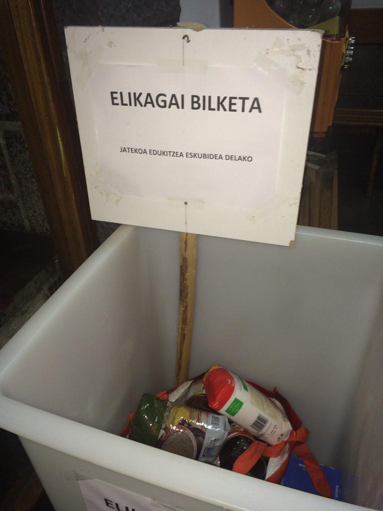anorgakke's tweet photo. Elikagai bilketa añorgan! Animatu zaitez!! Jolas Etxea Tabernan egongo da! http://t.co/6NC6xkPqJt