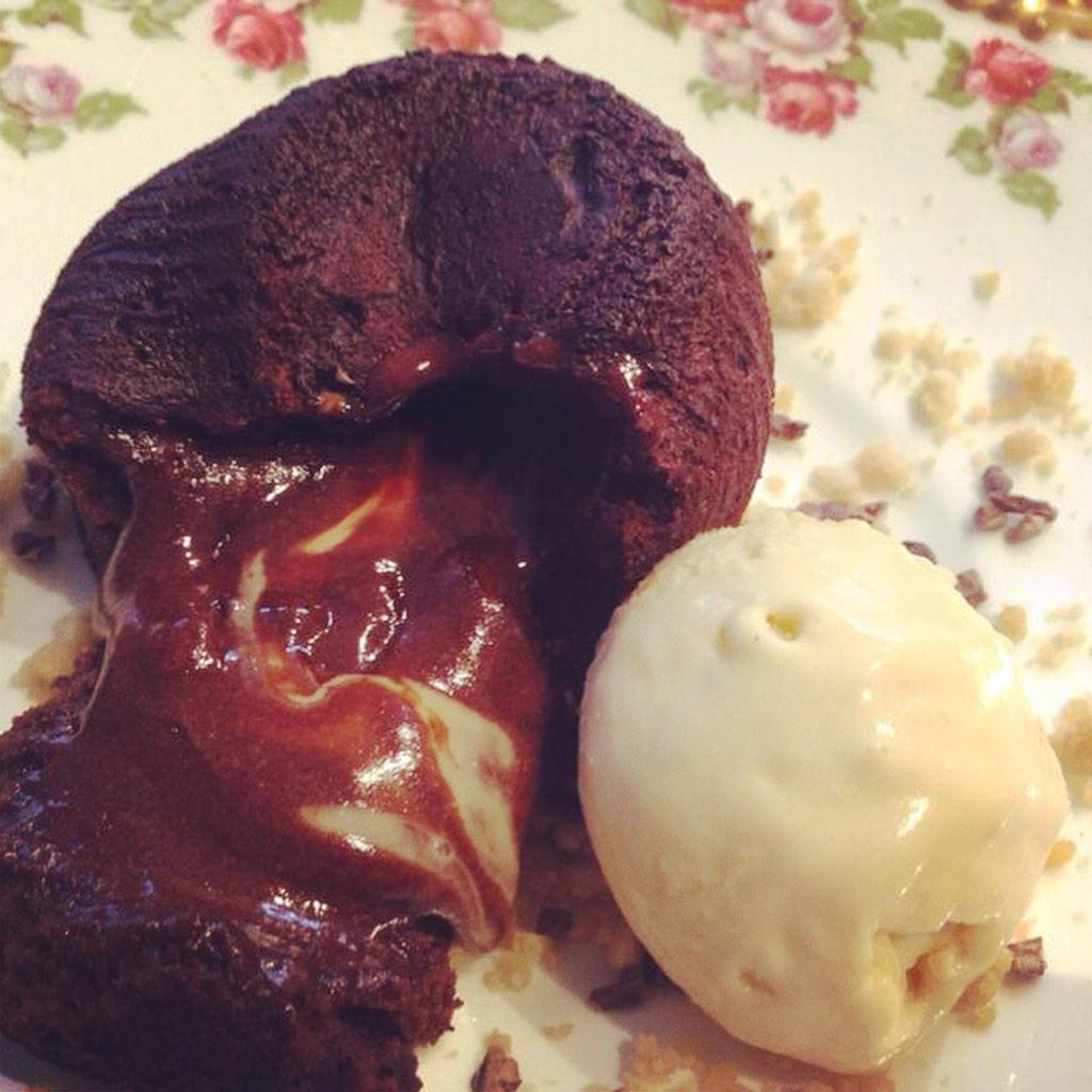 dsassian's tweet photo. What's not to love? "@thepuddingbar: Chocolate &amp; peanut butter fondant, served warm with peanut butter ice cream http://t.co/BFFgJEAjX8"