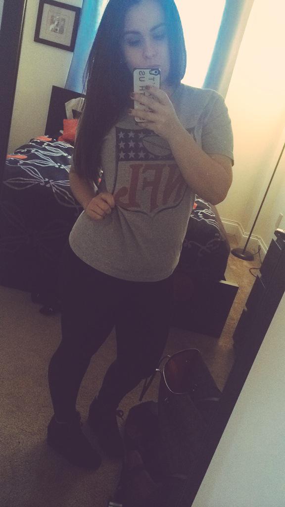 paulinaelvira's tweet photo. Football Sundays are the best Sundays ๐ #NFL #LadiesWithGame #Football http://t.co/0gu9HtOhlI