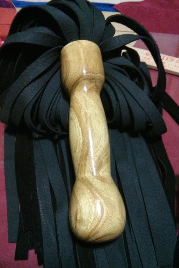 IndigoFloggers's tweet photo. Heavy flogger, 80+ falls! Sustainably harvested fallen wood, very limited supply! Very large and insertable handle. http://t.co/DhmFEaaIga