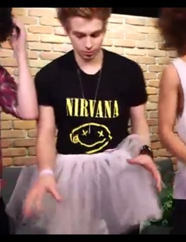 Hii 🎀 I'm Luke, ballerina/slut but nobody gives a fuck about that. RT for me, pleasee? 💕