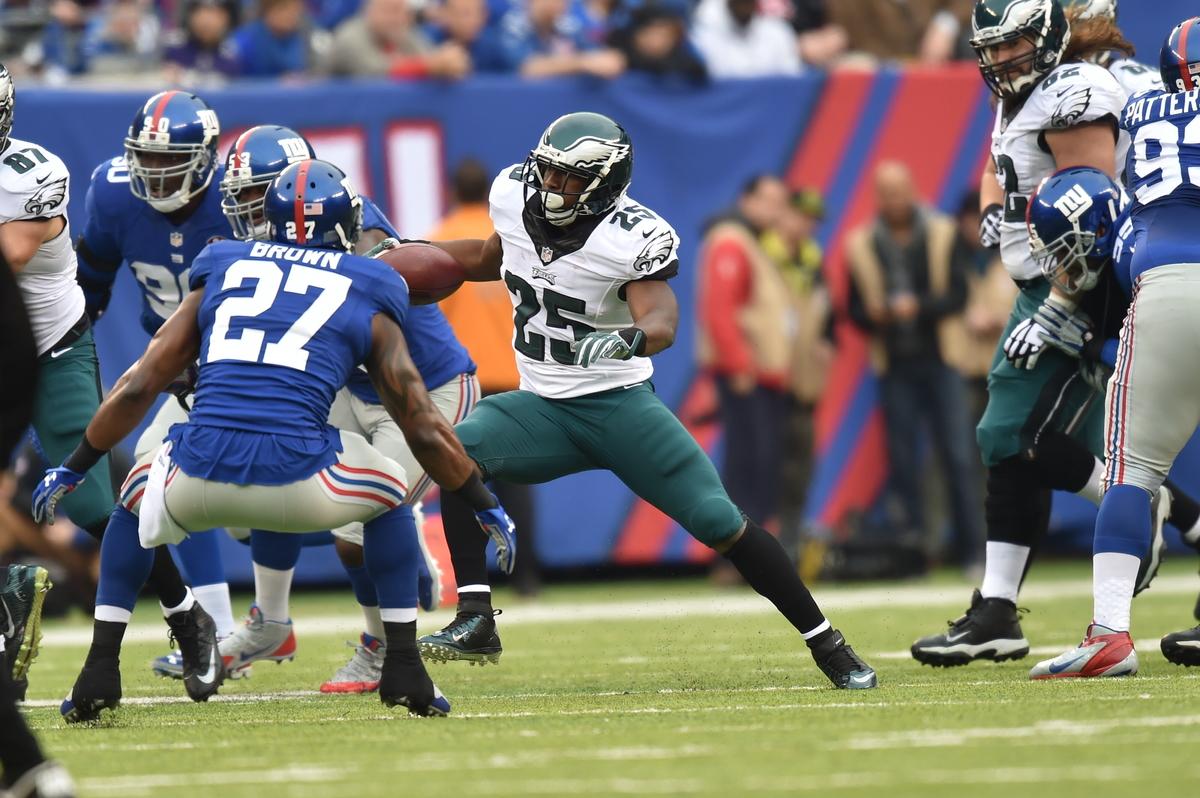 Eagles's tweet photo. Big plays on first drive (Ertz-18 yds, McCoy-23 yds, Matthews-44 yds) and #Eagles tie #PHIvsNYG at 7. #FlyEaglesFly http://t.co/w8nXjXcsgY