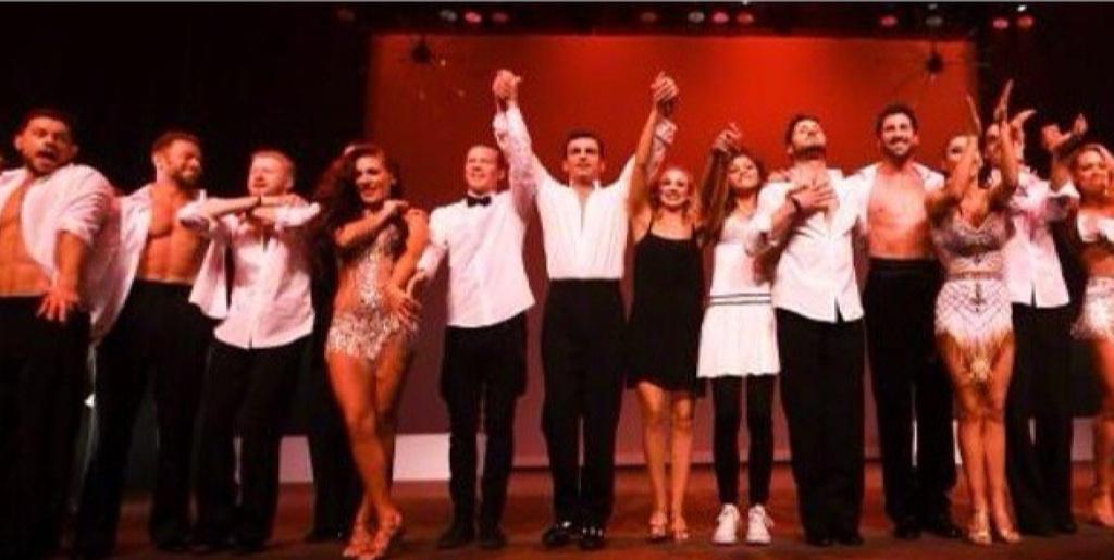 dumas1000's tweet photo. Zendaya &amp; the entire cast of SWAY 2.0 takes a bow on stage 💖😌 http://t.co/rEC7Tsxg6D