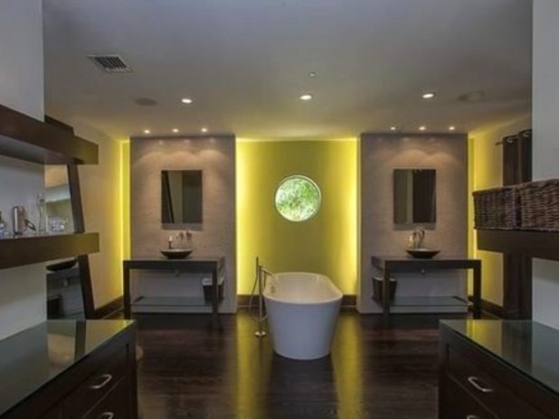 KitchAnn_Style's tweet image. {Scale} Wishing this celebrity bathroom belonging to Matt Damon had a larger window. #designideas #designsunday