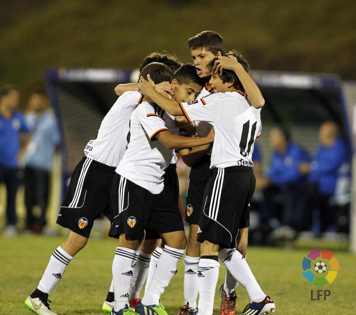 LaLiga's tweet photo. El @valenciacf, campeón del XIX Torneo Internacional #LaLigaPromises tras vencer 3-1 al @Atleti en la final. http://t.co/kYDTiGNAwd