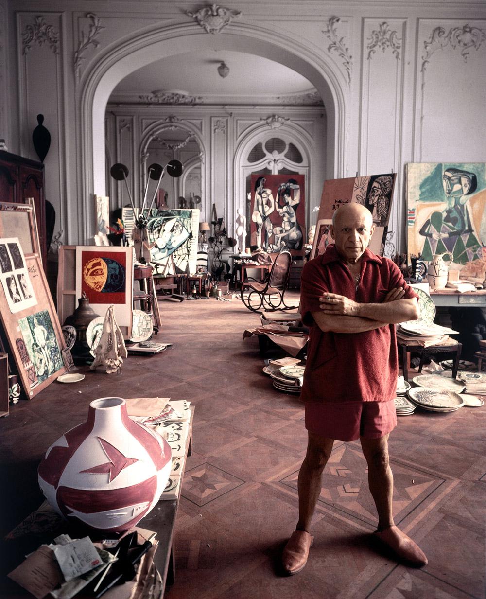 Pablo Picasso chillin' at his home studio in France, ~1956 : r/pics, image size:1000x1232