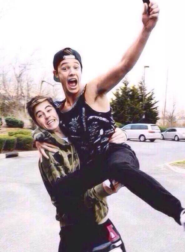 OmG HAPPY BIRTHDAY TO THE GORGEOUS, FLAWLESS AND HANDSOME NASH GRIER, now you\re too old xd 