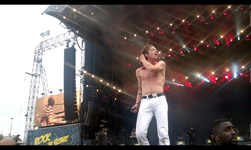 The_Joker34's tweet image. Excuse Me Bitch, I'm fabulous #MattShultz #CageTheElephant #RockEnSeine