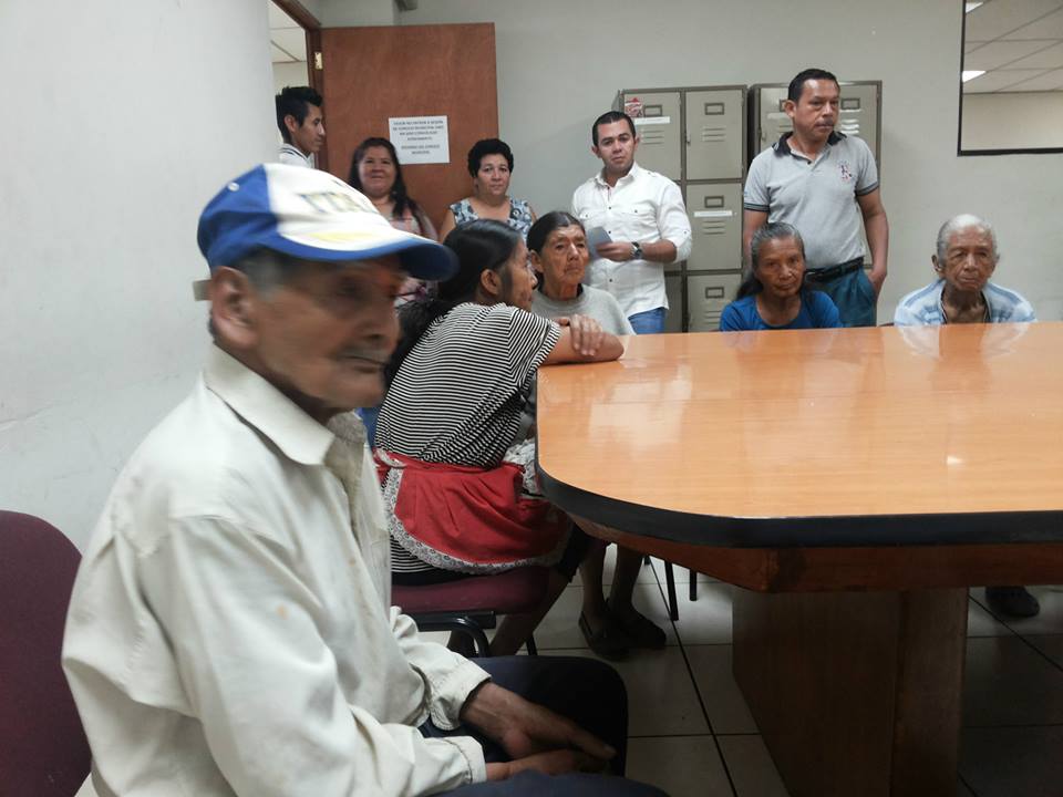 prensamejicanos's tweet photo. Adultos Mayores beneficiados Bono mensual indefinido  por la Gestión de la alcalseda Juana Lemus de Pacas con FISDL http://t.co/kumLrsTYMG