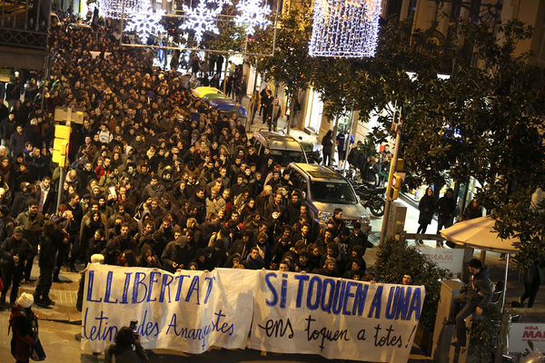 CUPBarcelona's tweet photo. Avui unes 3.000 persones al carrer contra l'#OperacióPandora i aquest model còmplice de l'Audiència Nacional. http://t.co/CUJYRWT6ER