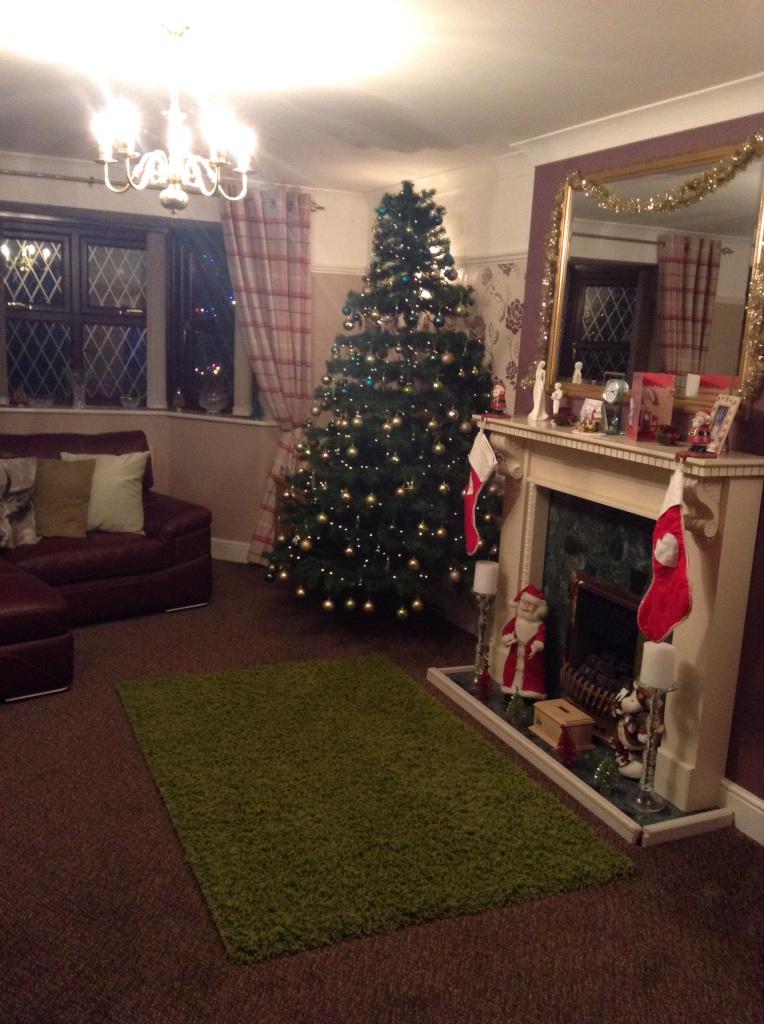 dkjackson1's tweet photo. @ITV #ITVChristmas feels a little festive now with the tree up! http://t.co/iYSSJWIfNa