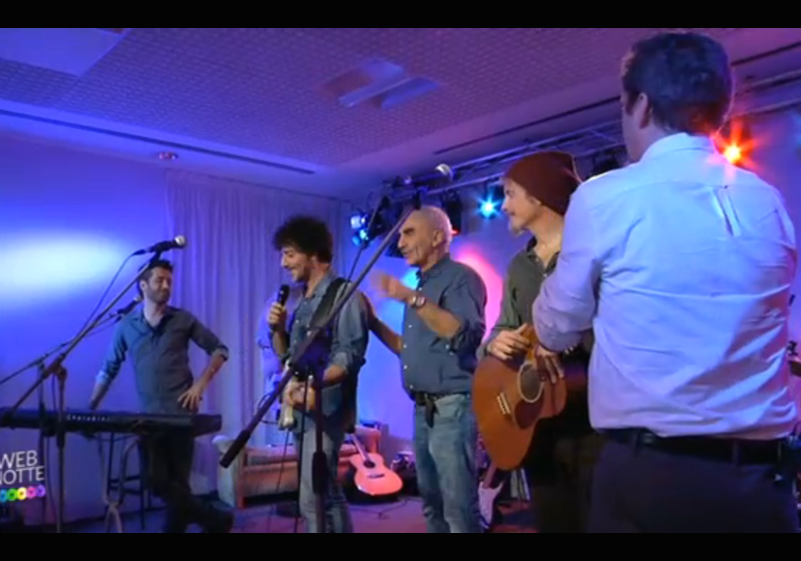 CatiaFumarola's tweet photo. "@74_fabi: “@FSG_LifeIsSweet: Noi siamo qui! @Webnotte @Ginocastaldo  http://t.co/Ts4ZuphhaH” @CatiaFumarola belli!"super bravi