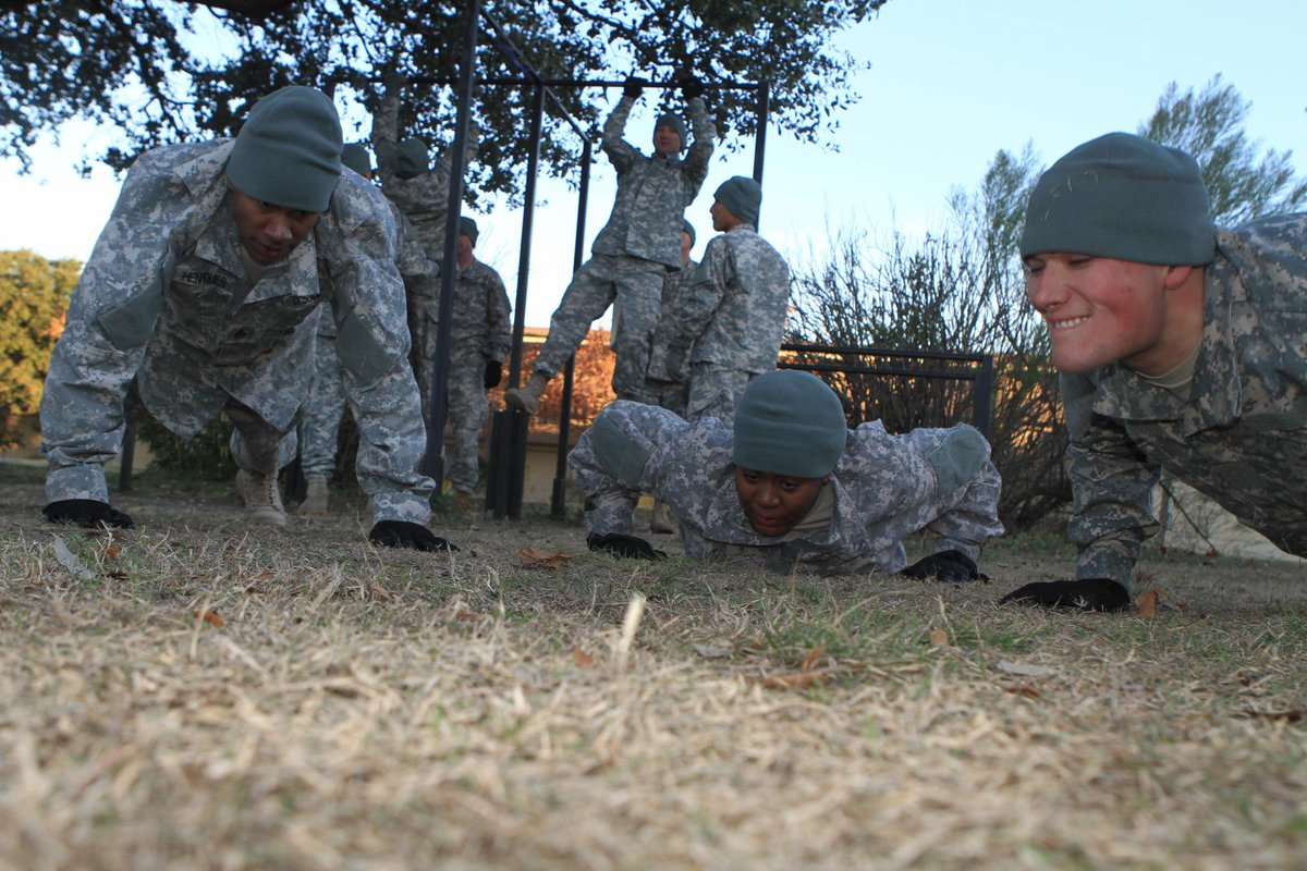 Rail_Gunners's tweet photo. Soldiers from 41st FA BDE starting the morning off #ArmyStrong! What did you do for PT today? http://t.co/G2ItoJA4sD