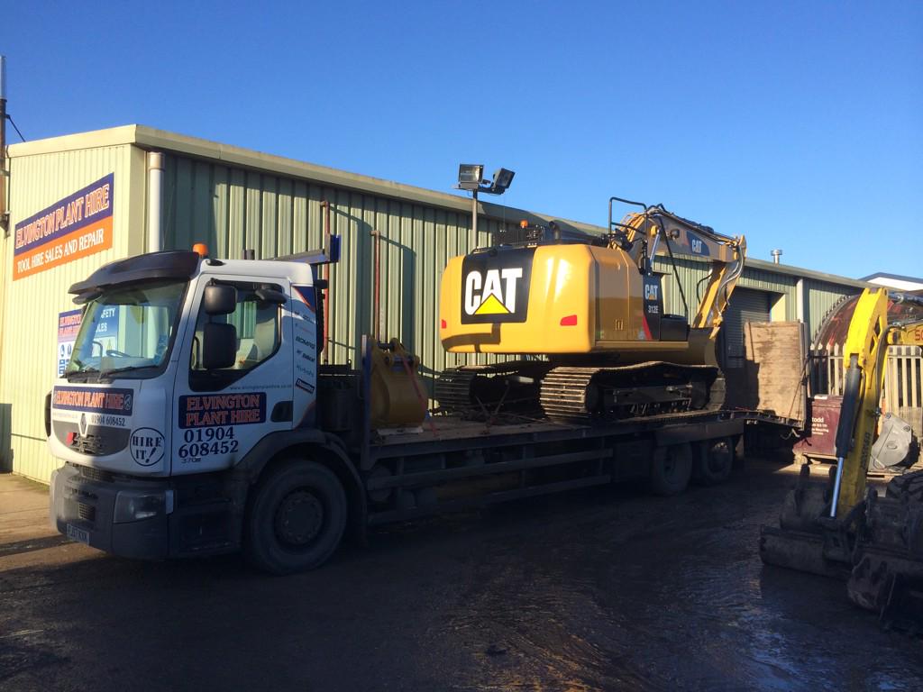 ElvingtonPlant's tweet photo. New Cat 312e added into the fleet today. 1st 13 tonner for us. Straight out on hire #maddecember!! http://t.co/hjJhcZRaxy