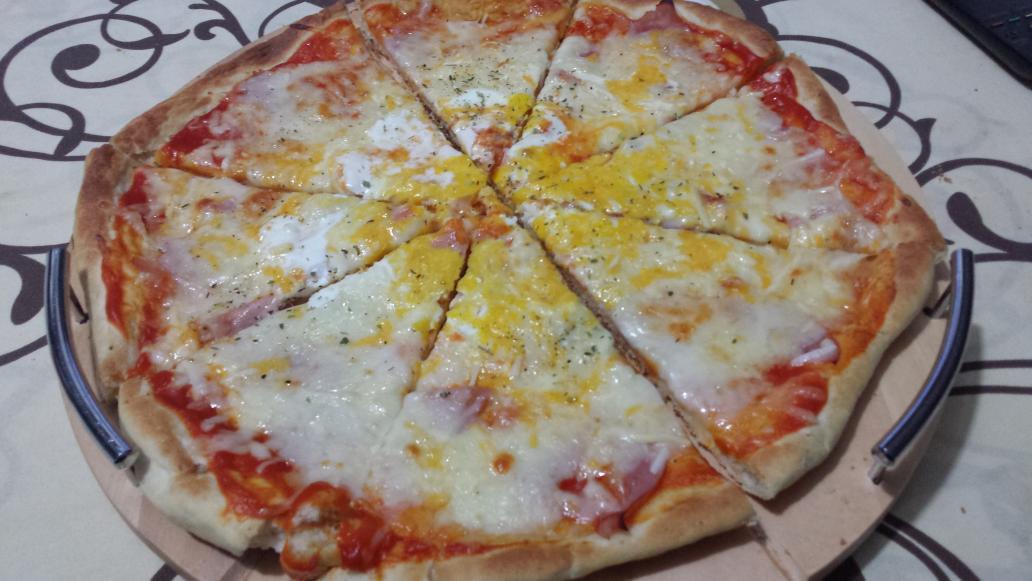 xexi_2's tweet photo. Llegar a casita y que @rocirb91 saque esto del horno!!!! #OMG!!! #Buenisima #pizzacasera #teamo http://t.co/0T0nwSdsXT