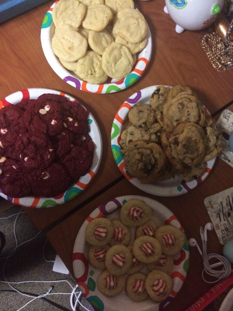 kyana_dunn's tweet image. Why study for finals when you can bake instead...#procrastinationisreal