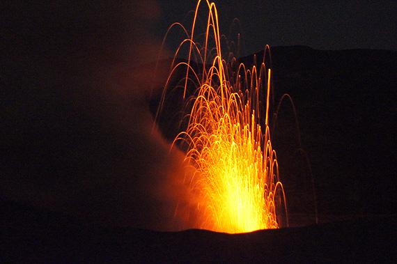 Strombolian activity last night at #Aso #volcano #Japan
Photo via plaza.rakuten.co.jp