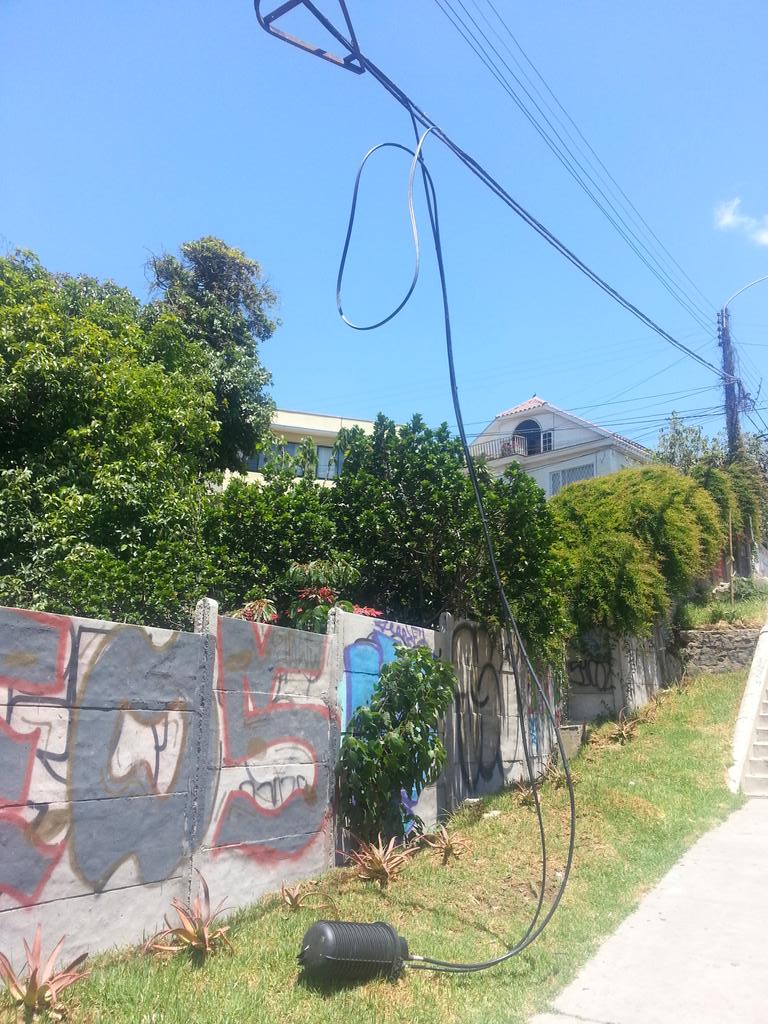 RecreoTV's tweet photo. Vecinos preocupados por caida al suelo de elemento desconocido desde tendido electrico en escalera Covadonga http://t.co/8WOoACI9gJ