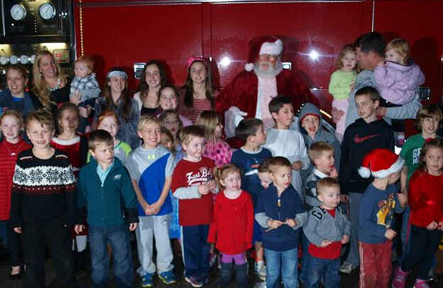 edayspringfield's tweet photo. Santa Claus’ pre-Christmas tour of Oreland http://t.co/60EFQ1VwZ5 http://t.co/xAmQA3Ons3