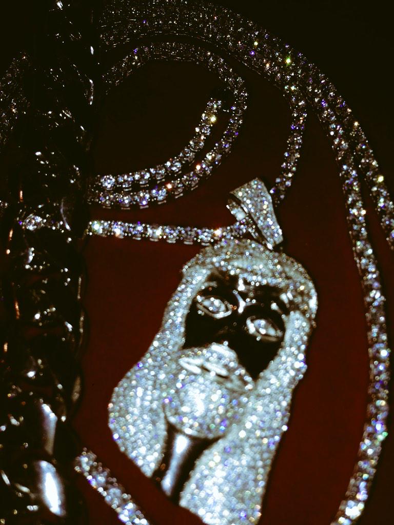 DiggsandCo's tweet photo. Jesus on the cuban link chain or Jesus on the tennis chain??? http://t.co/y1sVuP3PvY