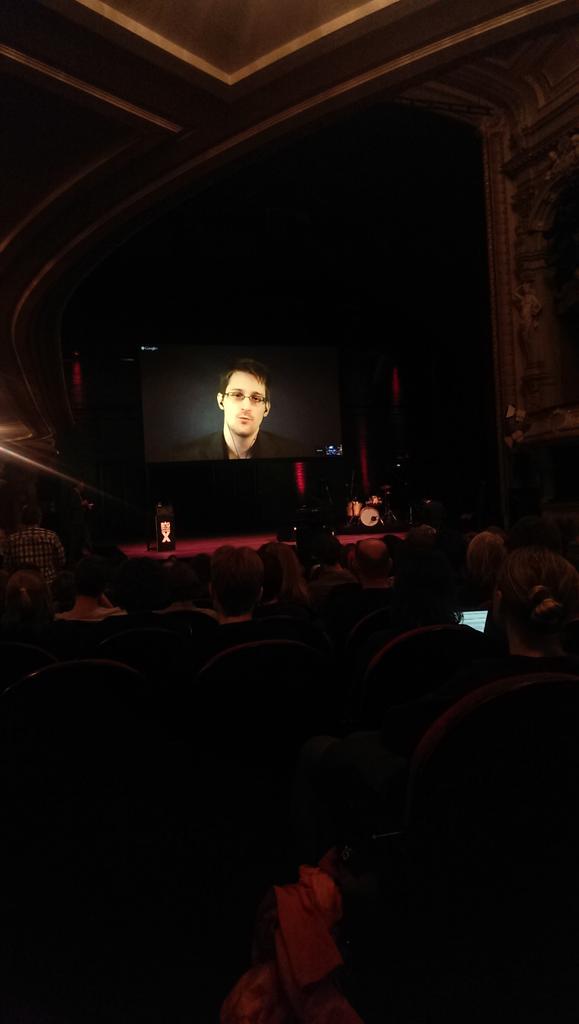 matthijsponte's tweet photo. Held Edward Snowden live in de schouwburg bij #BBAX @bitsoffreedom http://t.co/9tM8qyYu9F