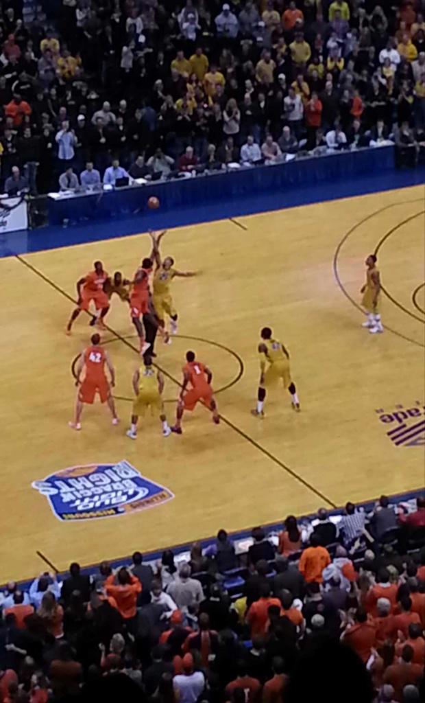 jholl23's tweet photo. Can't wait 2 go to the braggin rights game again this Saturday! Let's go @IlliniHoops #BeatMizzou #Somuchfun http://t.co/TxuKL7KuBI