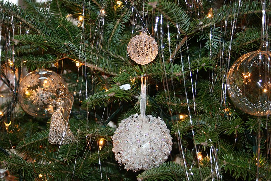 ElyssePoetis's tweet photo. I change the decor quite often. From traditional to modern, to simple. Playing with colour can be fun. © p. Elysse #ElyssePoetis #MEmrich #Canon #Christmas #Decorations #ChristmasTree #Holidays #Colour #Winter #Snow #Cold #Ontario #Canada https://t.co/g8agpkjZlg