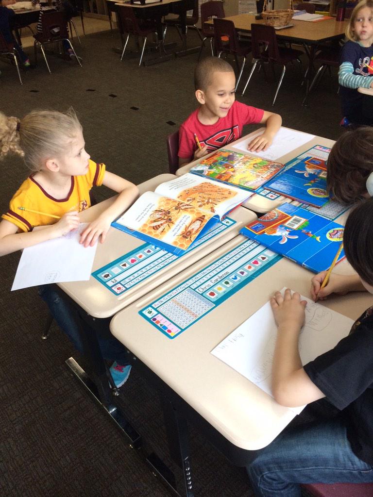 MrsLewis208's tweet photo. We compared and contrasted queen bees and worker bees today! http://t.co/jThqn0MeCV