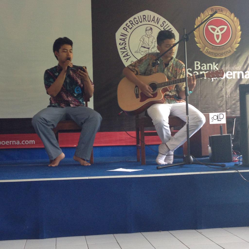 Penampilang dari Ryan&amp;Nabraska dari kelas XI-B. RETWEET kalo menurut kalian mereka berdua keren!!:)