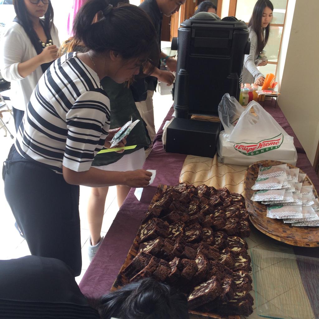 dewimag's tweet photo. Thanks to @SbuxIndonesia too for letting us munching their delicious marble cake and cookies #LoK3 @ESMODjakarta http://t.co/j8sd0b3vxh