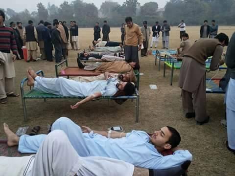 topislamicnet's tweet photo. Pakistanis donating blood in Peshawar after the attacks on the children’s school, resulting in 130 dead. http://t.co/TJxCOs2cpG