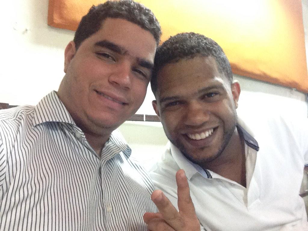 guaroa3's tweet photo. Con mi hermano josé pantomima http://t.co/gA6Wm6wAhq