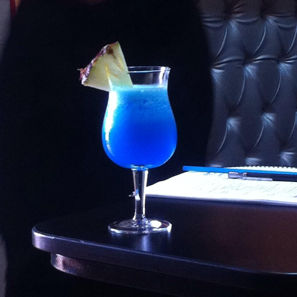 CoktailsP's tweet photo. Wuju!! que sigan los tragos para este verano 2015!! Aqui les dejamos un #BlueHawaian http://t.co/sgdVoNQPRg